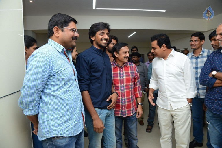 KTR Watches Pelli Choopulu Movie - 18 / 27 photos