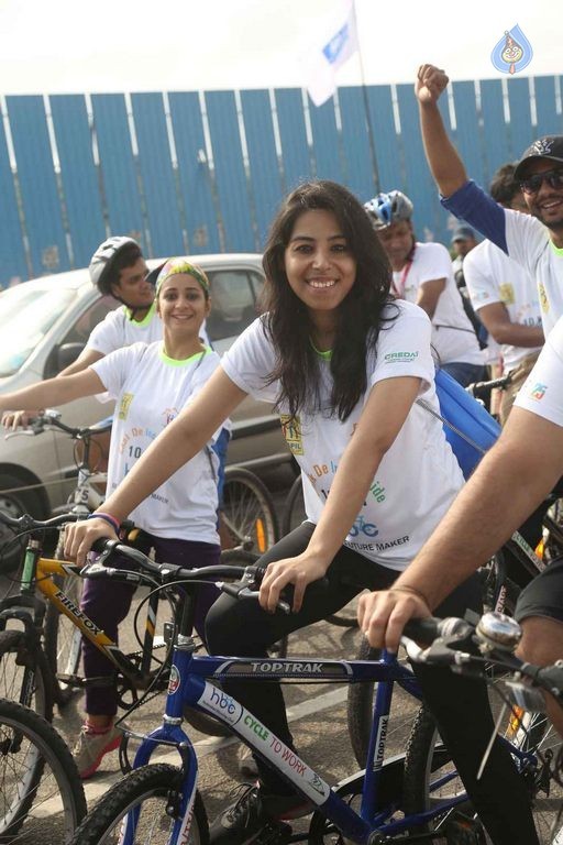 Mahesh Babu flags off Chak De India Ride - 22 / 42 photos