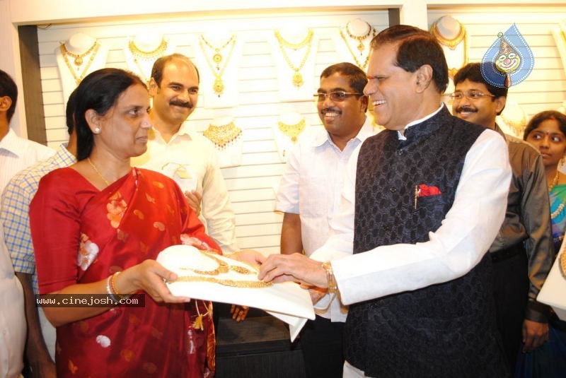 Malabar Gold Shop Opening Photos - 23 / 59 photos