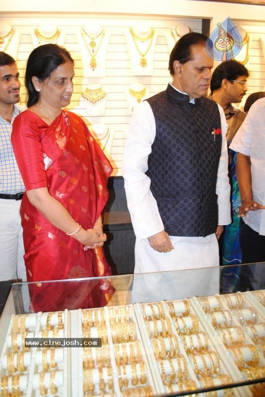 Malabar Gold Shop Opening Photos - 28 / 59 photos