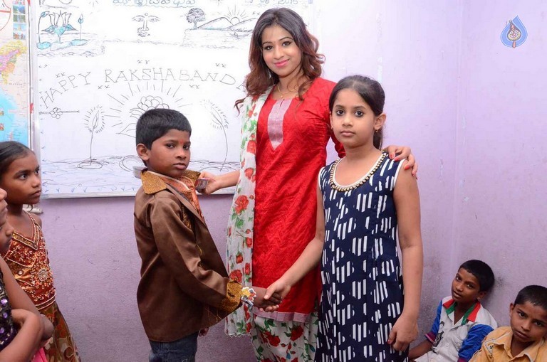 Manali Rathod Rakhi Celebrations at Mathru Devo Bhava Charitable Trust - 15 / 16 photos