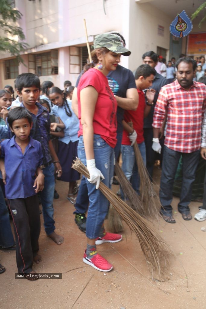 Manchu Lakshmi Participates in Swachh Bharat - 20 / 91 photos