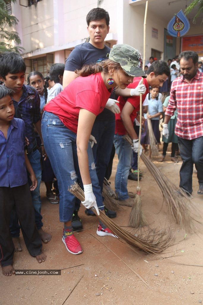 Manchu Lakshmi Participates in Swachh Bharat - 64 / 91 photos