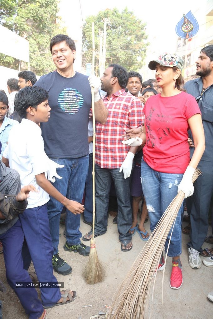 Manchu Lakshmi Participates in Swachh Bharat - 68 / 91 photos