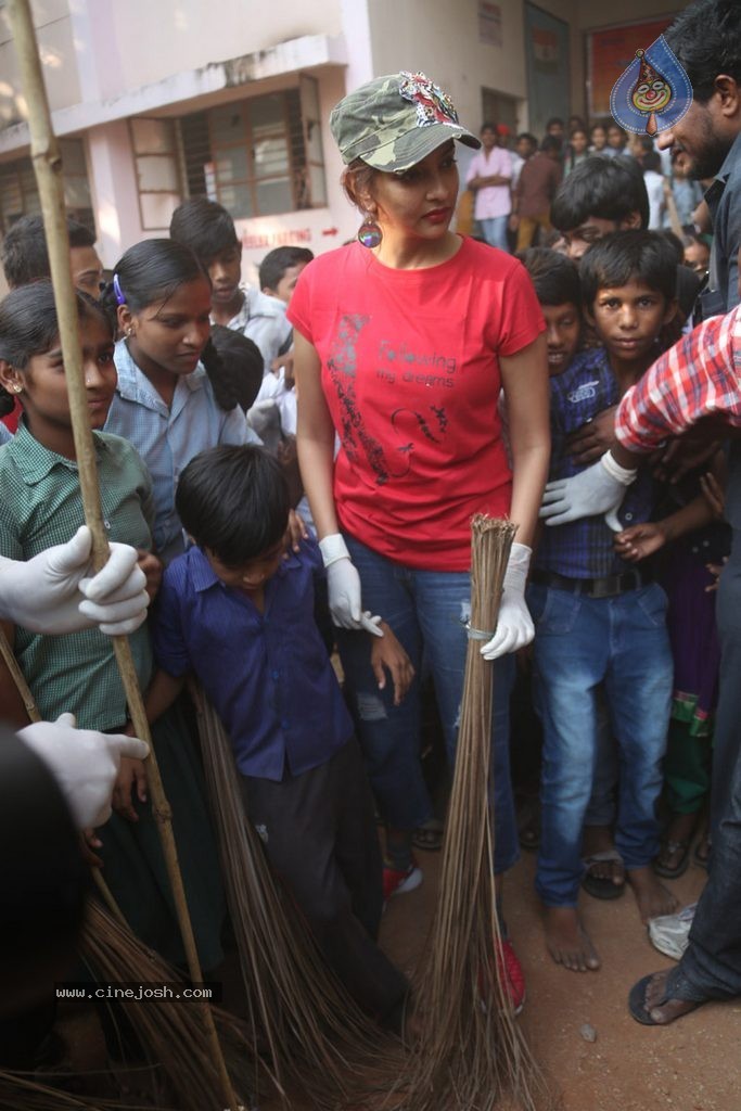 Manchu Lakshmi Participates in Swachh Bharat - 69 / 91 photos