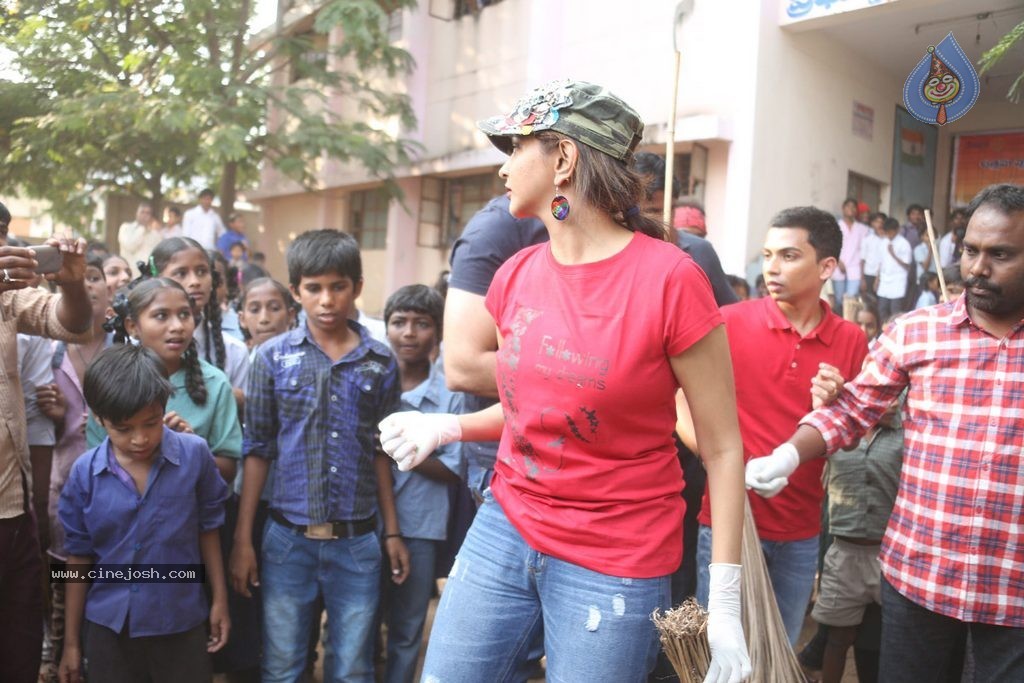 Manchu Lakshmi Participates in Swachh Bharat - 71 / 91 photos