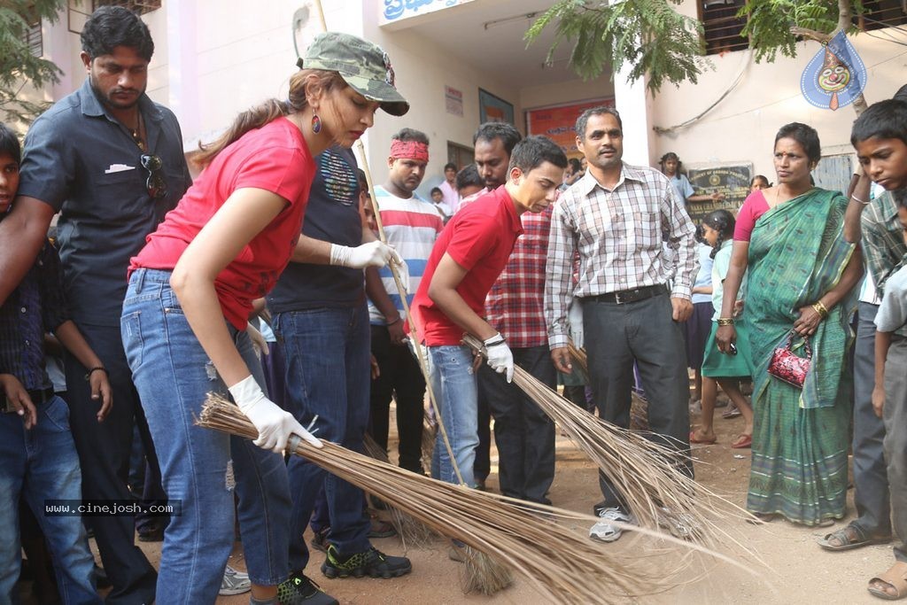 Manchu Lakshmi Participates in Swachh Bharat - 88 / 91 photos