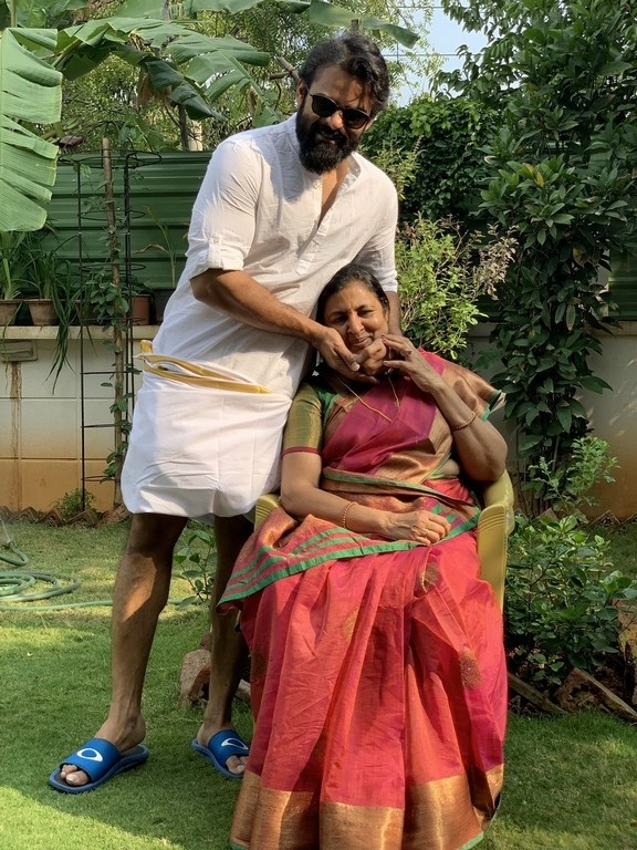 Mega Family DIWALI Celebrations - 8 / 10 photos