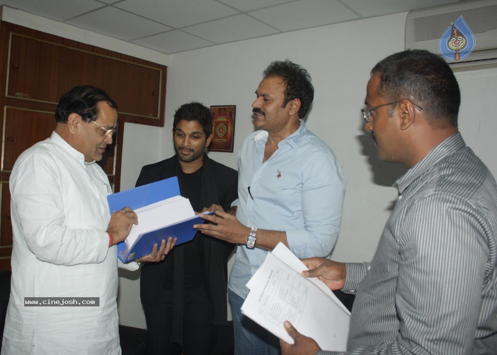 Mega Fans Donates Uttarakhand Flood Relief Fund - 1 / 3 photos