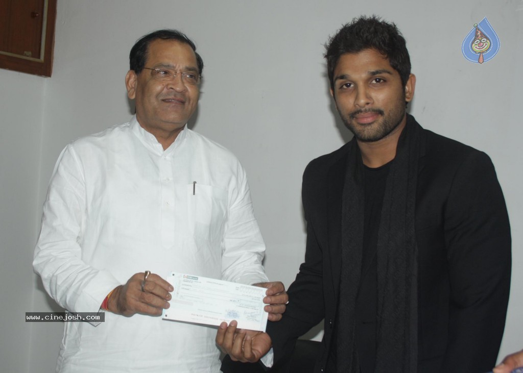 Mega Fans Donates Uttarakhand Flood Relief Fund - 3 / 3 photos