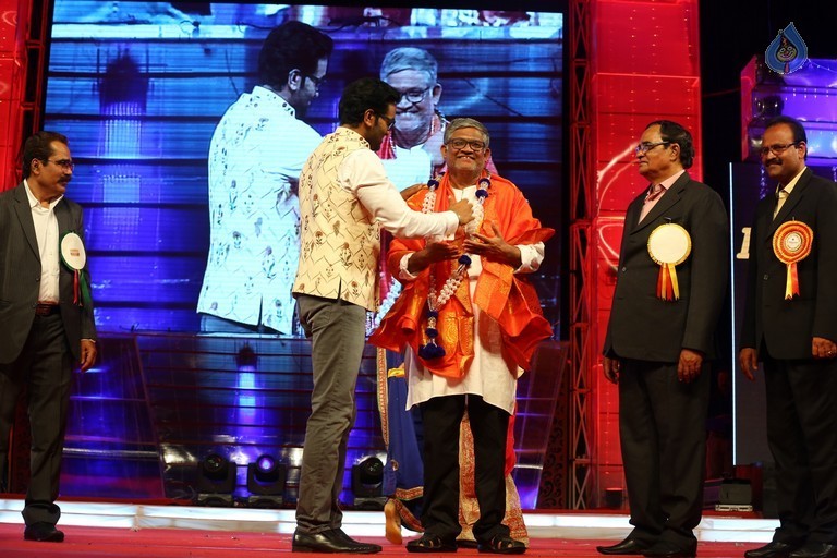 Mohan Babu Birthday Celebrations at Vidyanikethan - 27 / 94 photos