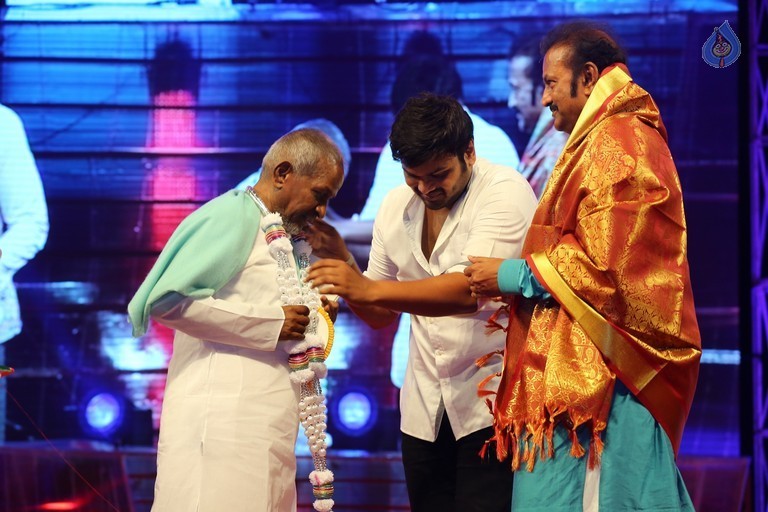 Mohan Babu Birthday Celebrations at Vidyanikethan - 35 / 94 photos