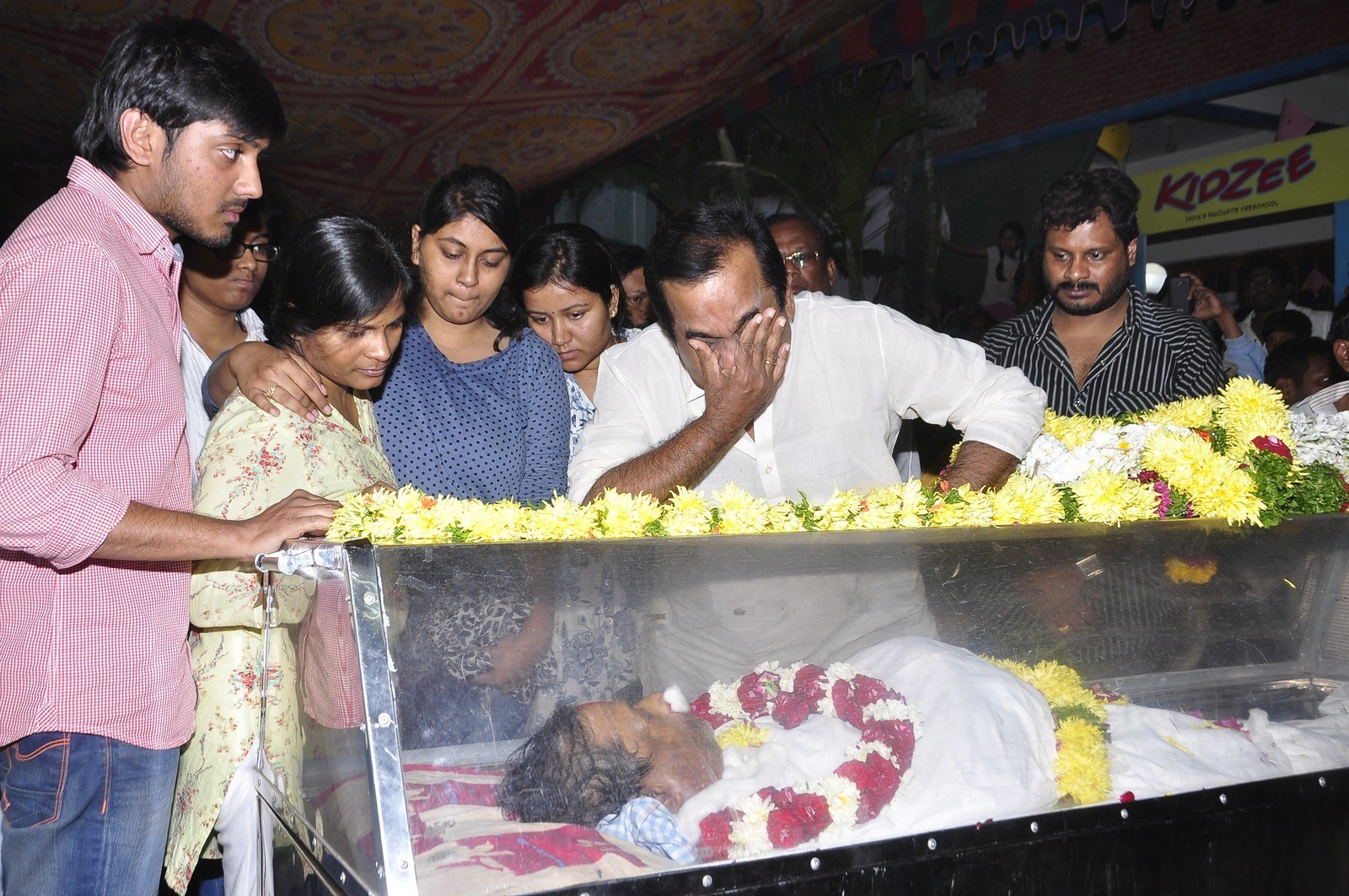 MS Narayana Condolences Photos 03 - 18 / 88 photos