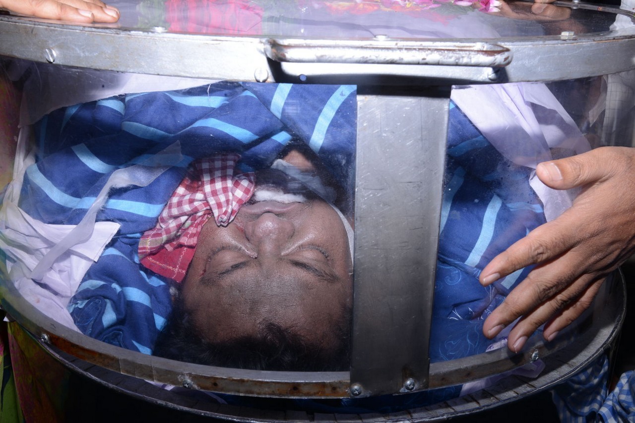 Music Director Chakri Condolences Photos 01 - 32 / 101 photos