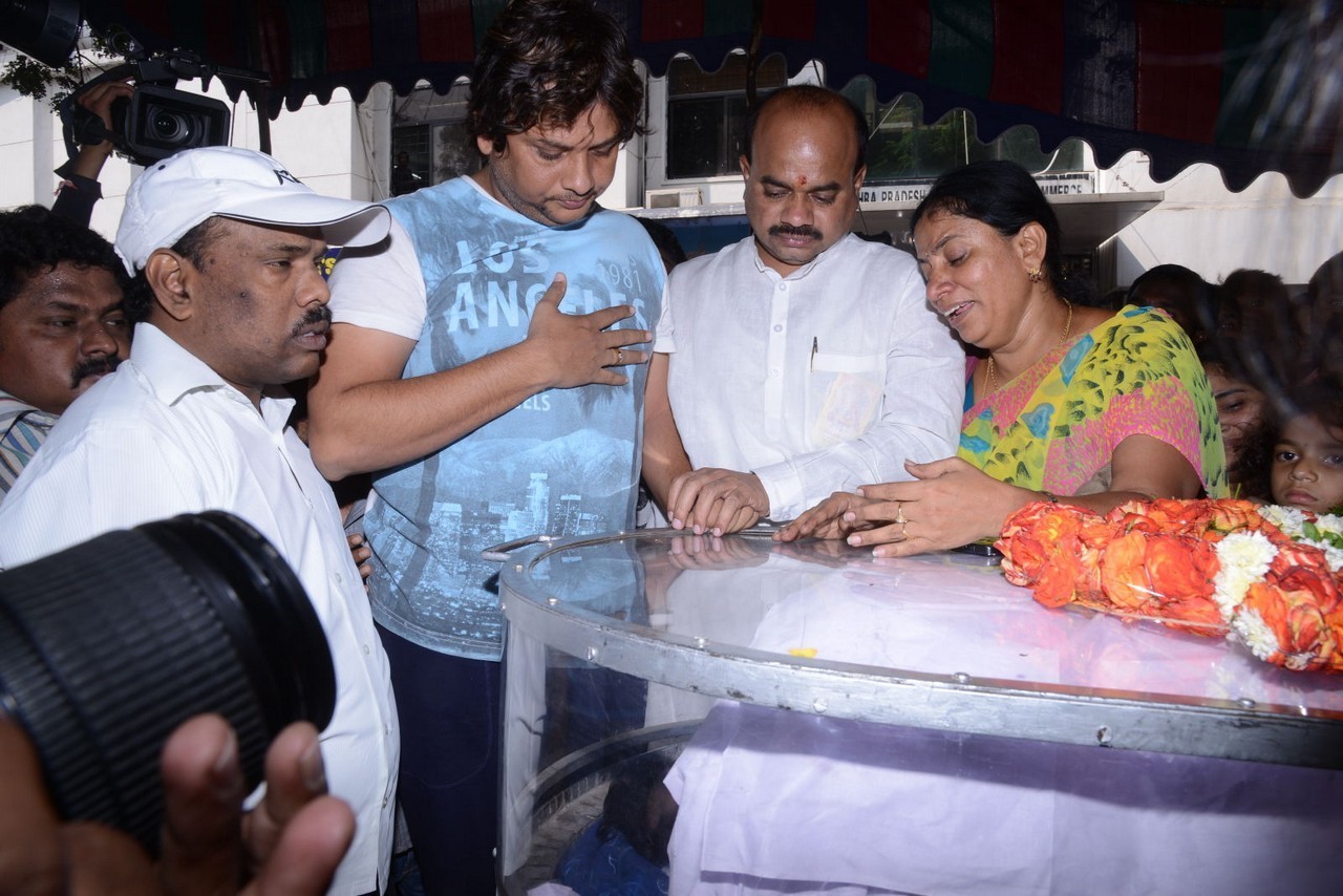 Music Director Chakri Condolences Photos 02 - 101 / 152 photos