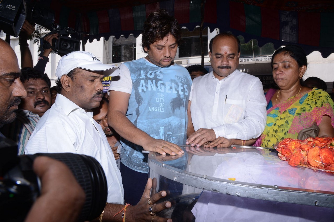 Music Director Chakri Condolences Photos 02 - 115 / 152 photos