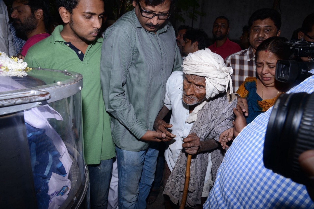 Music Director Chakri Condolences Photos 02 - 145 / 152 photos