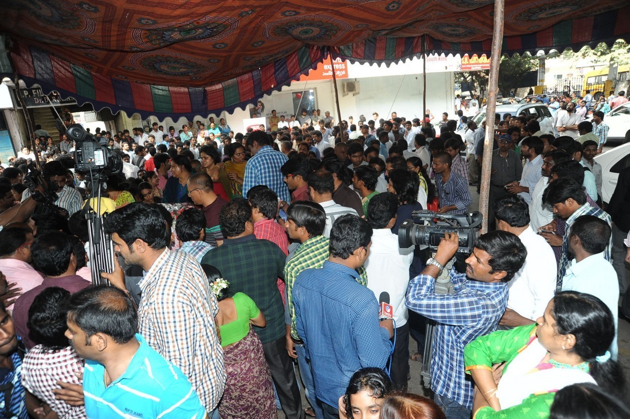 Music Director Chakri Condolences Photos 02 - 150 / 152 photos