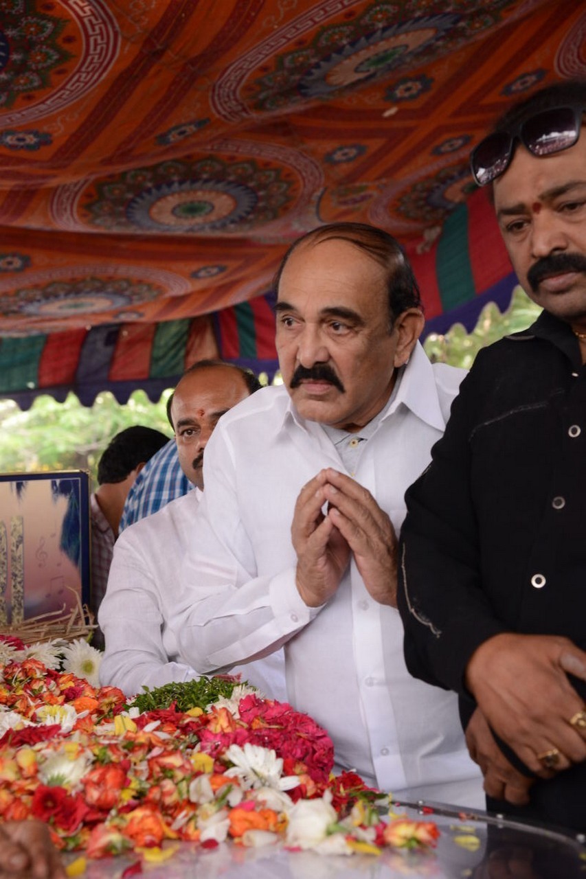 Music Director Chakri Condolences Photos 03 - 98 / 118 photos