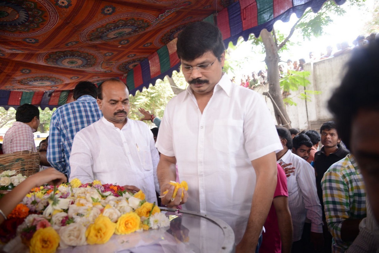 Music Director Chakri Condolences Photos 03 - 100 / 118 photos