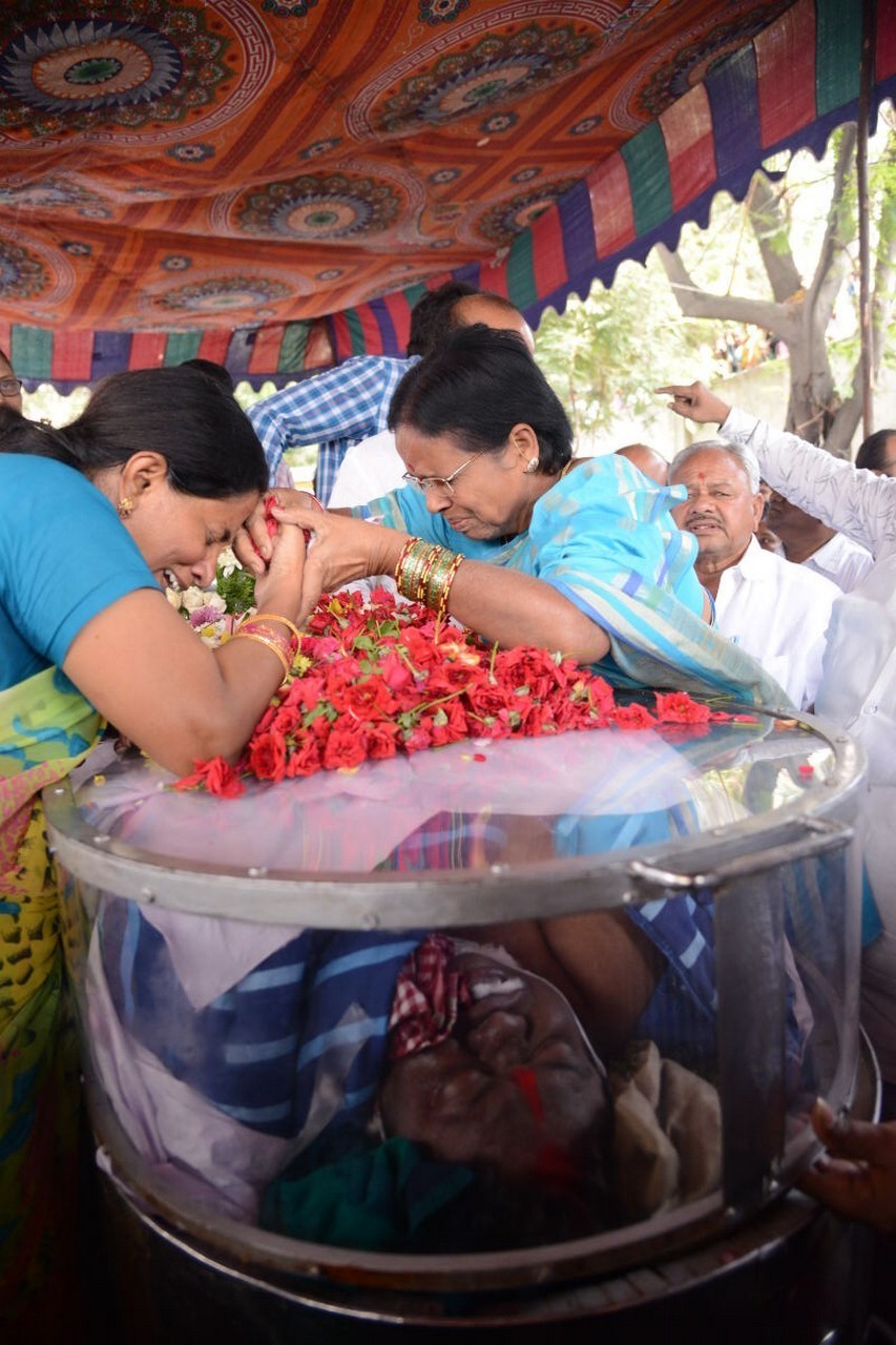 Music Director Chakri Condolences Photos 03 - 109 / 118 photos