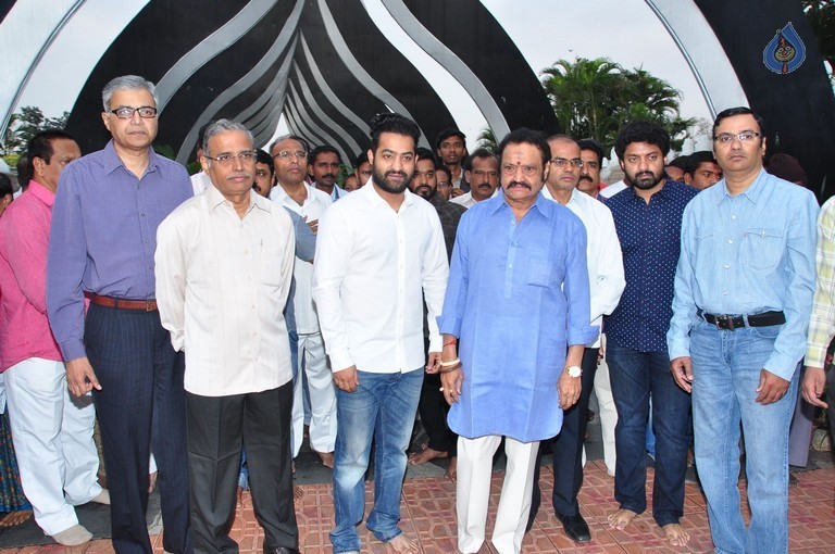 Nandamuri Family at NTR Ghat - 50 / 148 photos