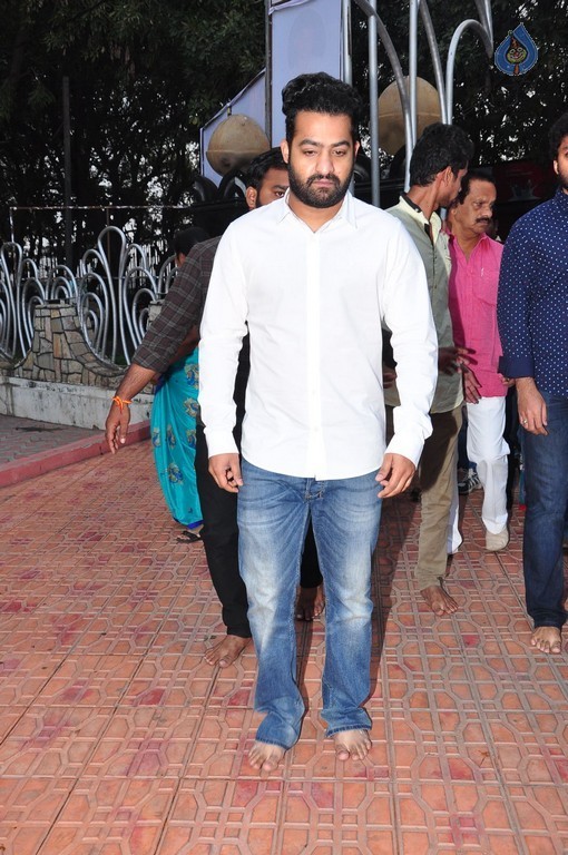 Nandamuri Family at NTR Ghat - 98 / 148 photos