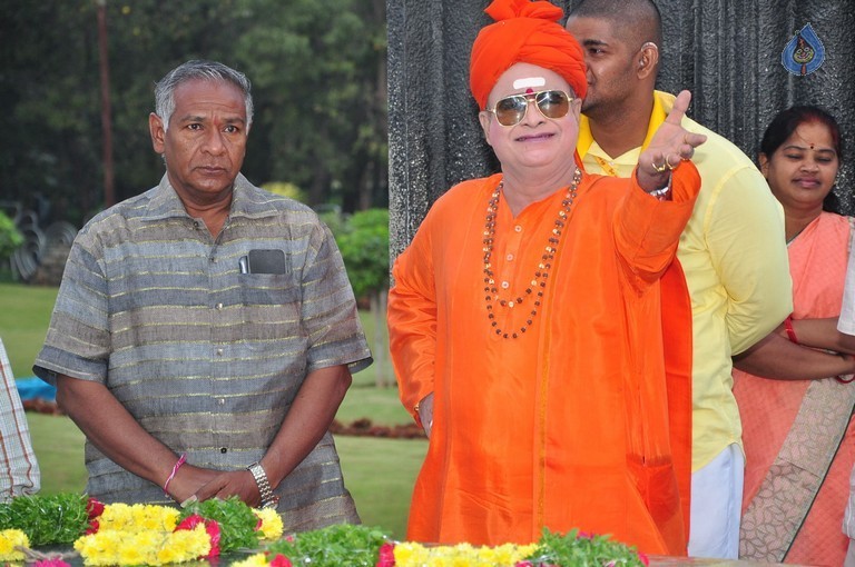 Nandamuri Family at NTR Ghat - 105 / 148 photos