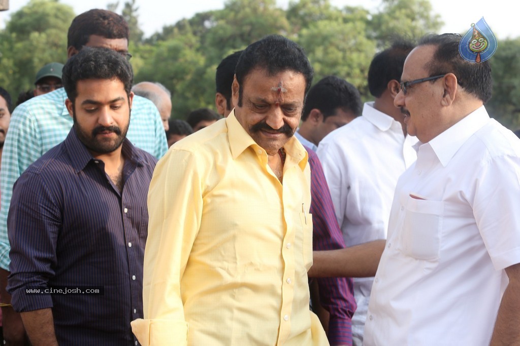 Nandamuri Family at NTR Ghat - 52 / 131 photos