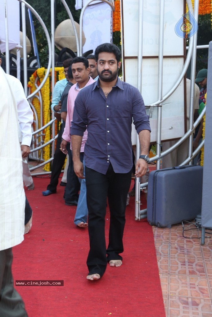 Nandamuri Family at NTR Ghat - 64 / 131 photos