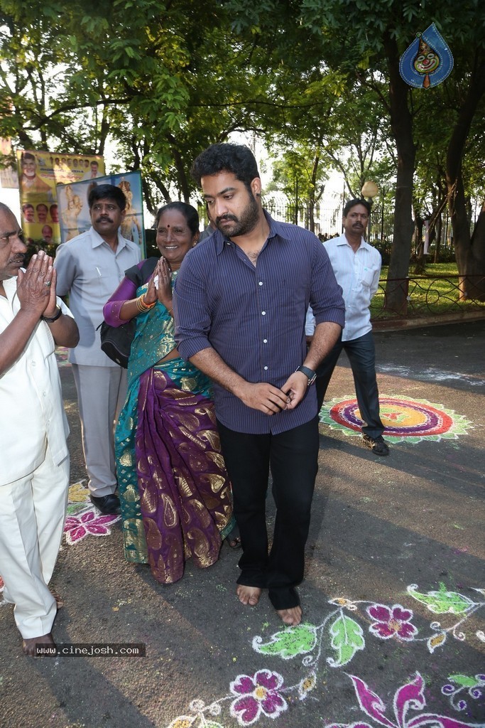 Nandamuri Family at NTR Ghat - 80 / 131 photos