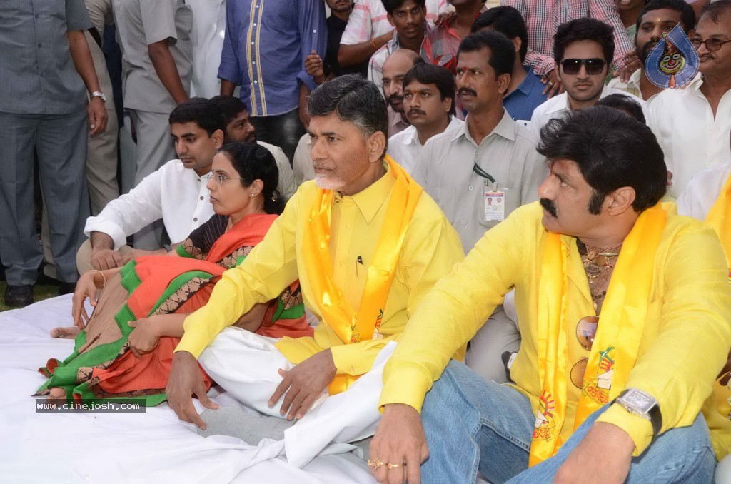 Nandamuri Family at NTR Ghat - 24 / 141 photos