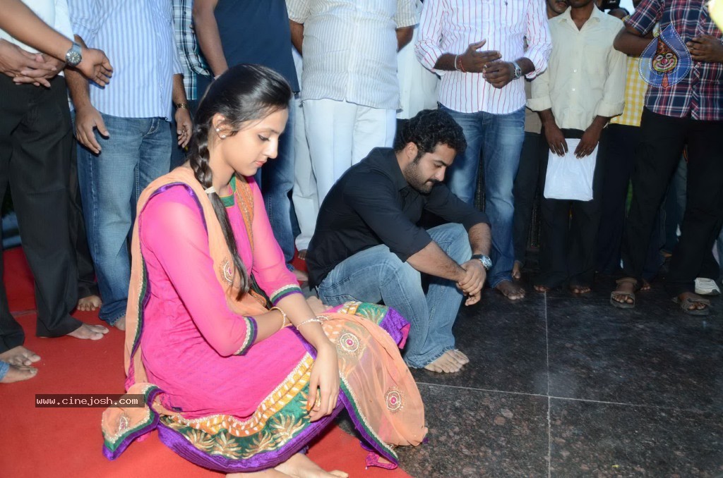 Nandamuri Family at NTR Ghat - 96 / 141 photos