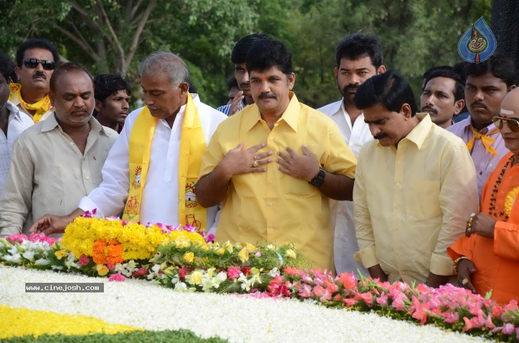 Nandamuri Family at NTR Ghat - 125 / 141 photos
