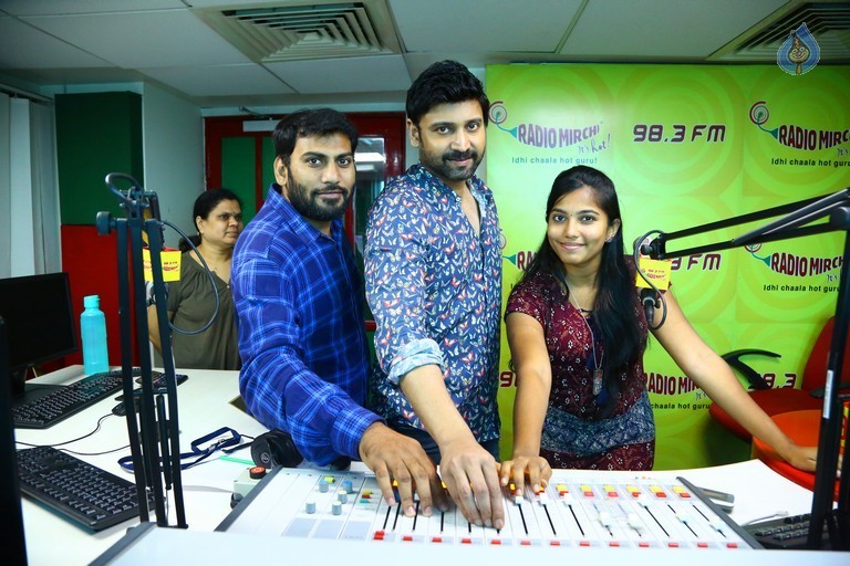 Naruda Donoruda Team at Radio Mirchi - 15 / 21 photos