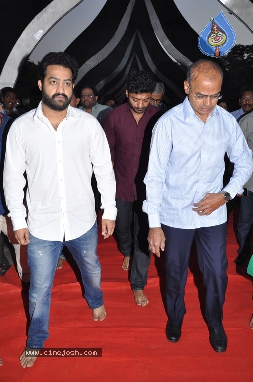 NTR Family Members at NTR Ghat - 10 / 84 photos