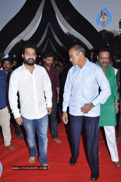 NTR Family Members at NTR Ghat - 24 / 84 photos