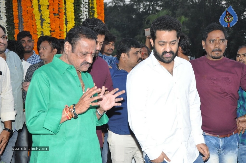 NTR Family Members at NTR Ghat - 38 / 84 photos