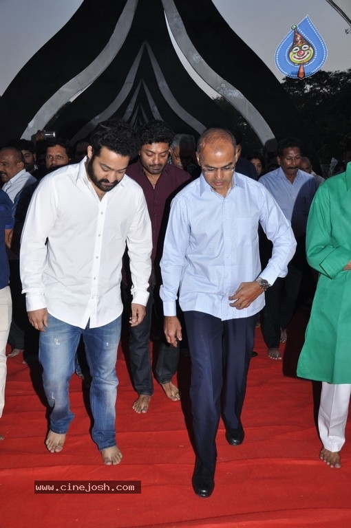 NTR Family Members at NTR Ghat - 60 / 84 photos