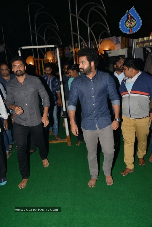 NTR Family Members at NTR Ghat - 14 / 39 photos