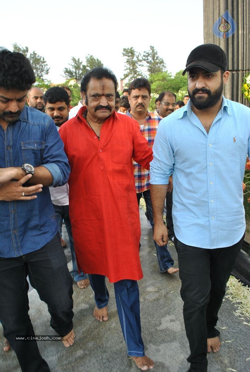 NTR Family Members at NTR Ghat - 15 / 151 photos