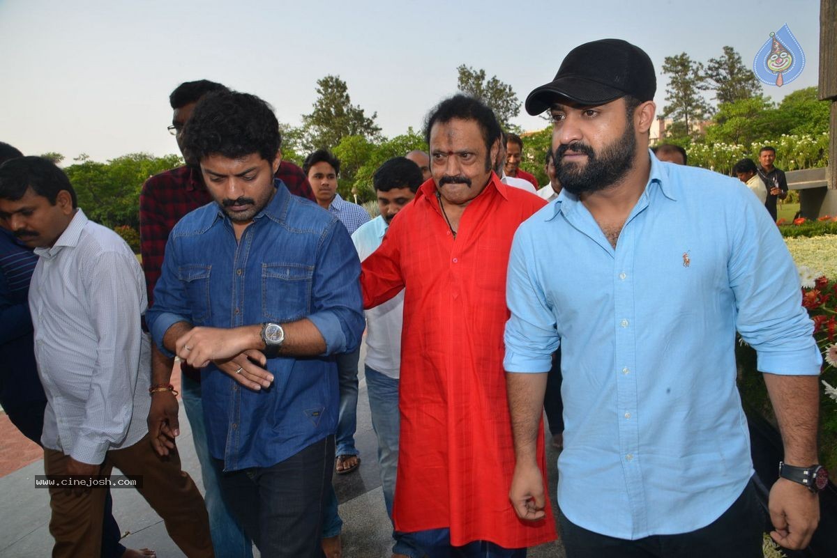 NTR Family Members at NTR Ghat - 17 / 151 photos