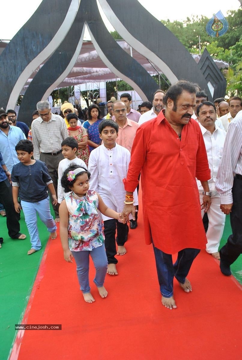 NTR Family Members at NTR Ghat - 18 / 151 photos