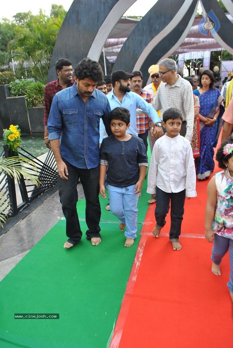 NTR Family Members at NTR Ghat - 31 / 151 photos