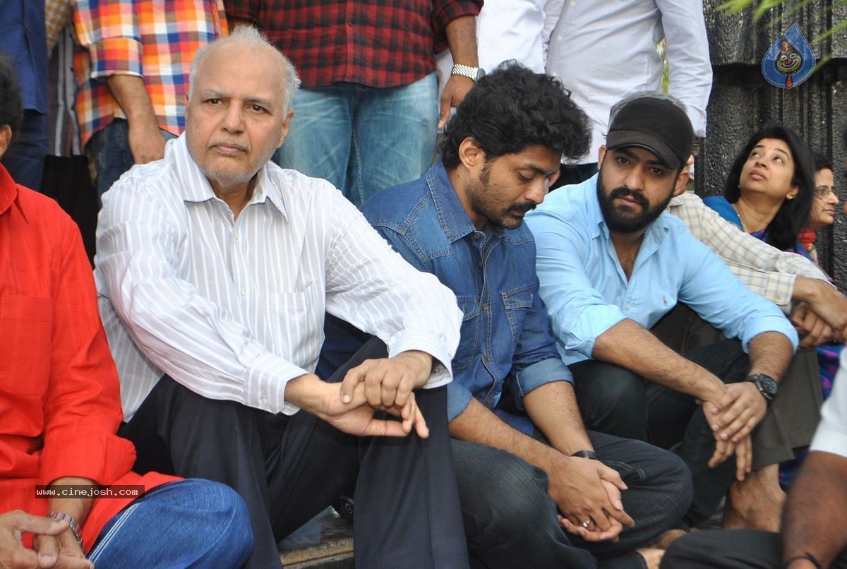 NTR Family Members at NTR Ghat - 90 / 151 photos