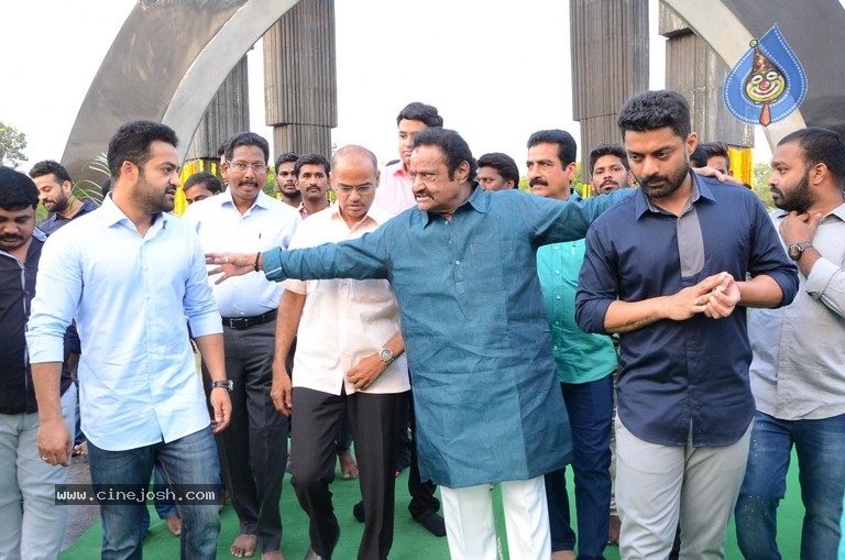 NTR Family Members Pay Tribute at NTR Ghat - 13 / 100 photos