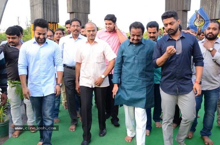 NTR Family Members Pay Tribute at NTR Ghat - 22 / 100 photos