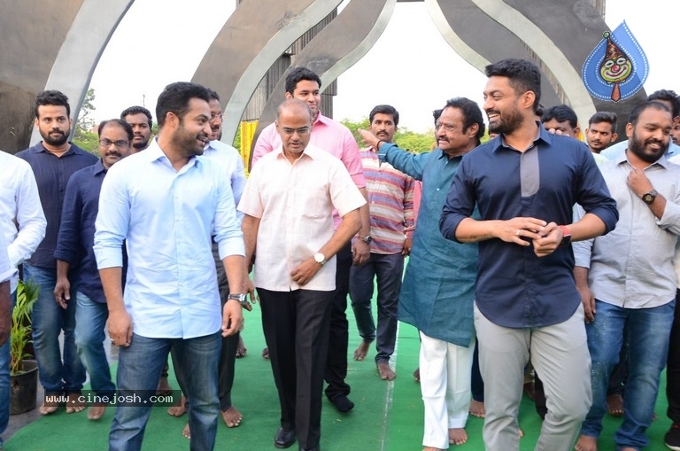 NTR Family Members Pay Tribute at NTR Ghat - 27 / 100 photos