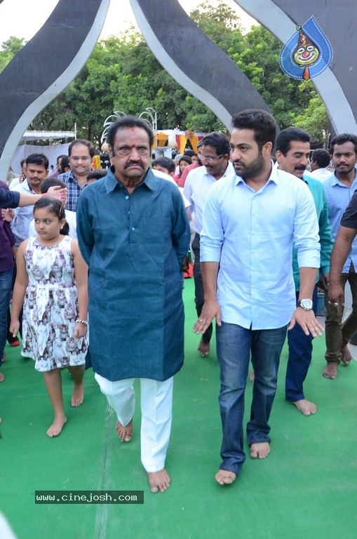 NTR Family Members Pay Tribute at NTR Ghat - 40 / 100 photos