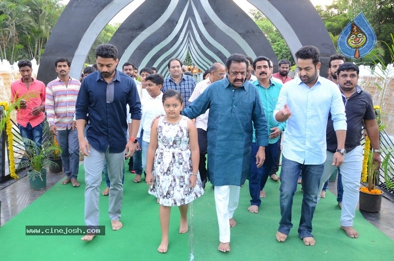 NTR Family Members Pay Tribute at NTR Ghat - 56 / 100 photos